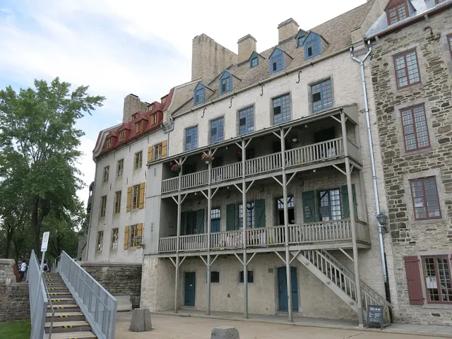 Maison Jean-Renaud, maison de pierre à galeries de bois dans le Vieux-Québec