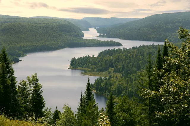 Vue d'un belvédère sur le lac Wapizagonke et les collines boisées du parc national de la Mauricie