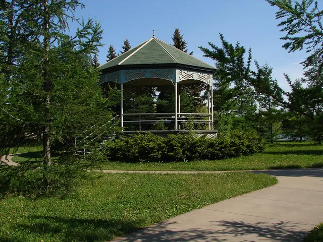 Kiosque à musique au milieu des arbres d'un parc de Montréal