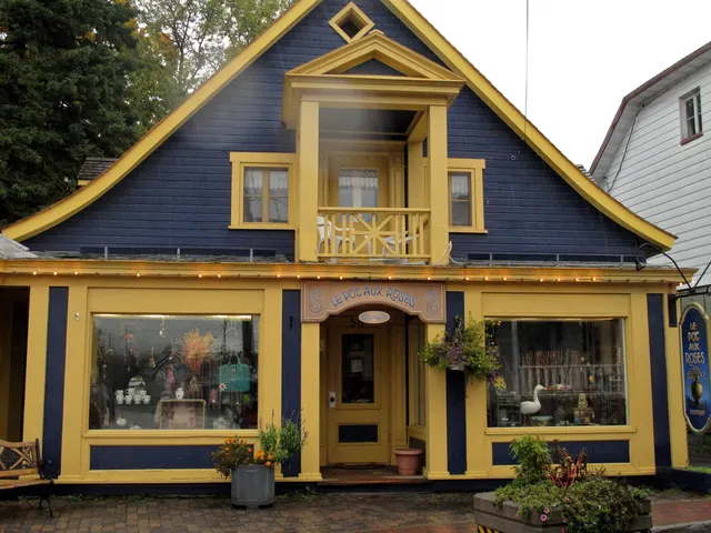 Boutique dans une maison de bois bleue et jaune, rue Saint-Jean-Baptiste à Baie-Saint-Paul