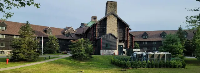Le bâtiment principal en rondins du Château Montebello et sa grande cheminée de pierre
