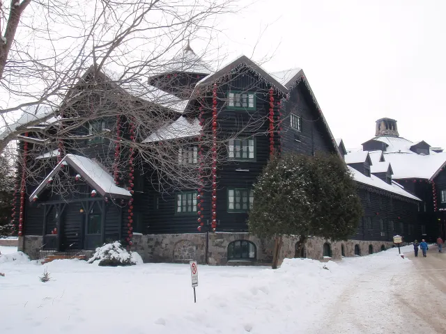 Pavillons en rondins du Château Montebello sous la neige