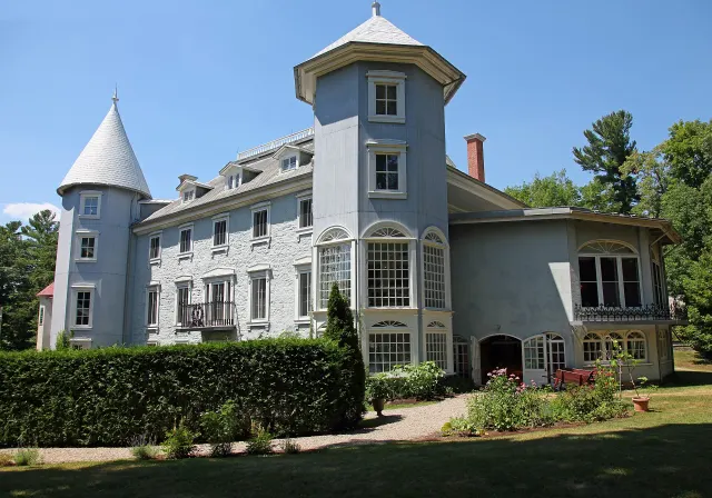 The Louis-Joseph Papineau manor, with its towers topped by conical roofs, in summer