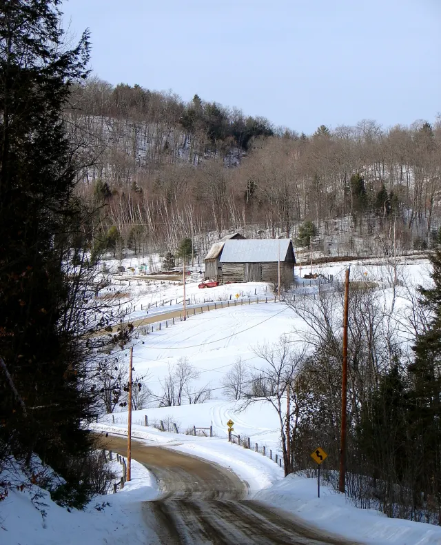 Snowy road leading down to a house in the hills of Mulgrave-et-Derry