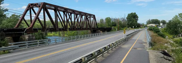 Route 148 bridge and steel railway bridge over the Petite Nation River