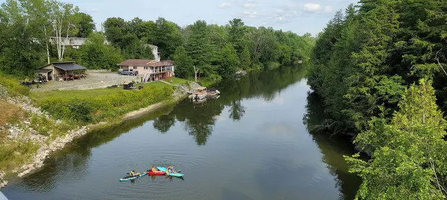 Kayaks sur la rivière de la Petite Nation en aval du pont de la route 148