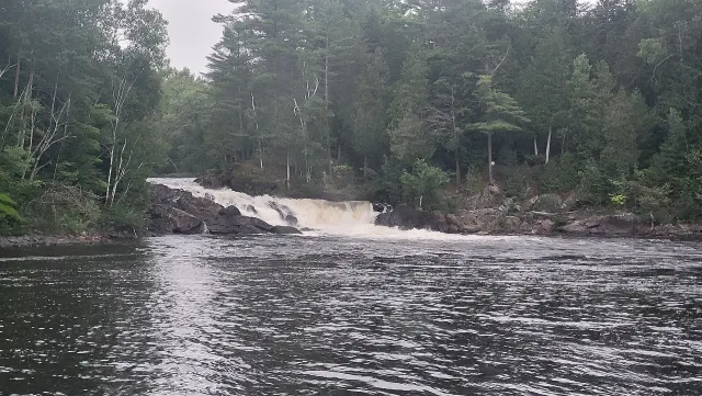 Les chutes à Joubert sur la rivière de la Petite Nation, entre les conifères
